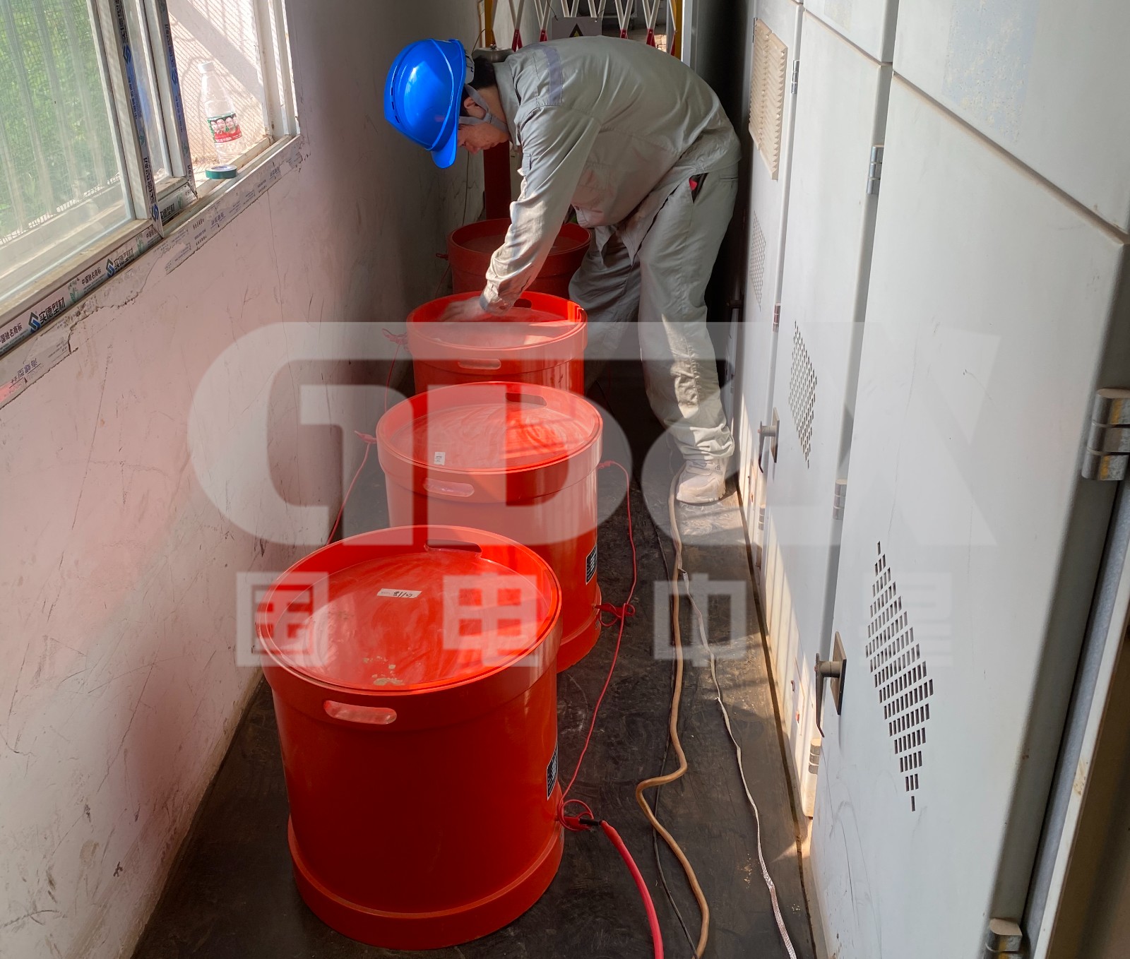 技術人員正在連接設備